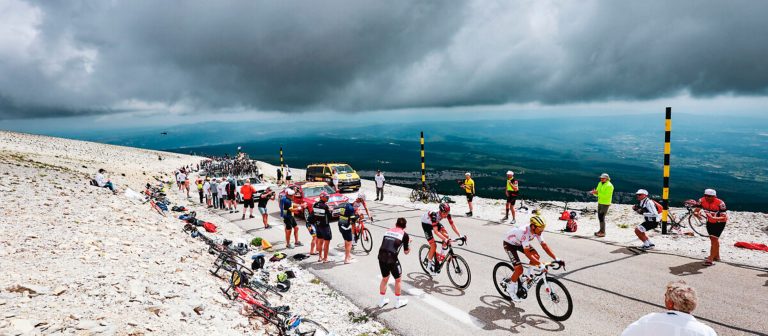 Peleton Tour de France 2021 na Mont Ventoux. Zdjęcie: materiały prasowe ASO.